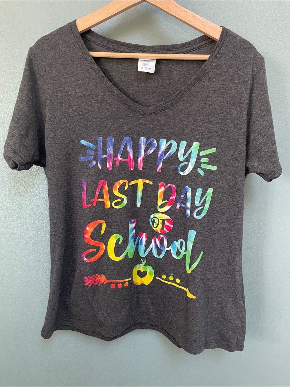 "Happy Last Day of School" Graphic Teacher T-Shirt – Gray – XL